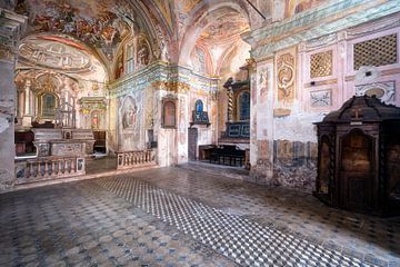 Église abandonnée avec des fresques.