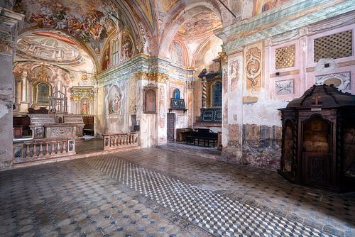 Église abandonnée avec des fresques.