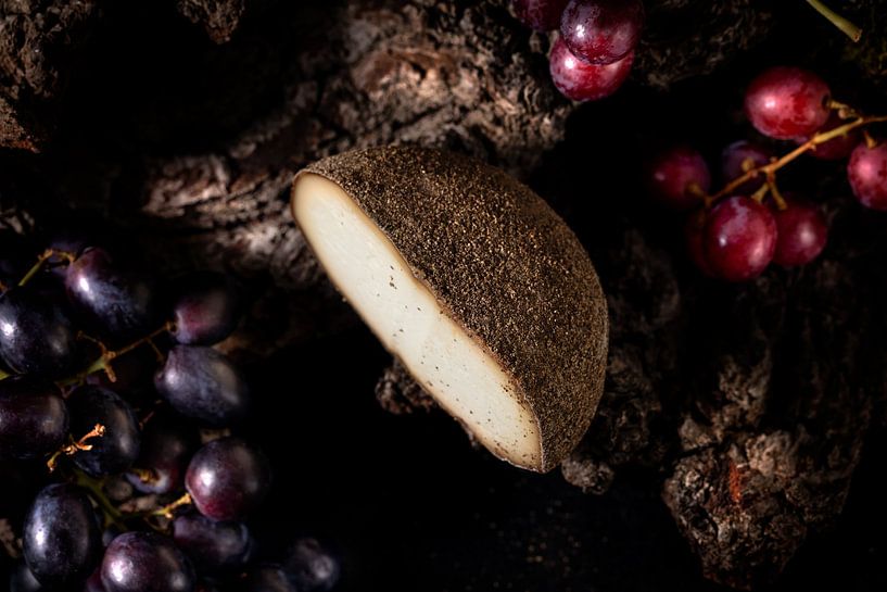 Fromage et raisins sur fond sombre par Olha Rohulya