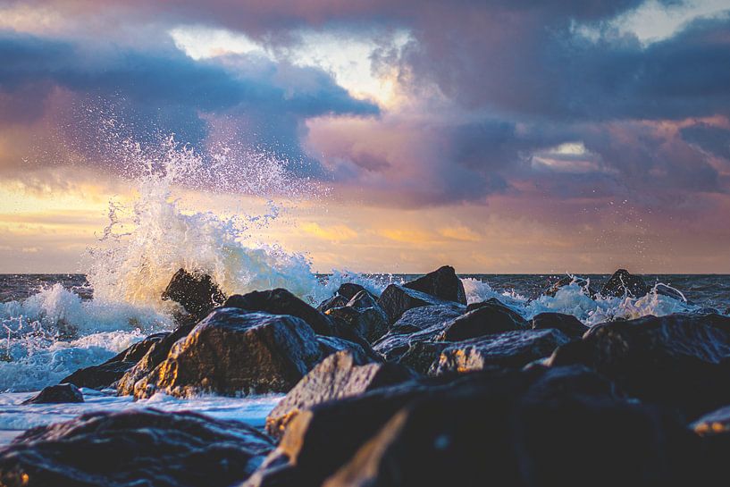 Surfer en mer du Nord dans la lumière du soir par Florian Kunde