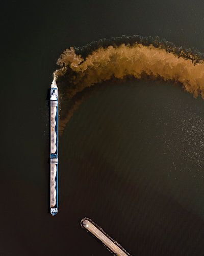 Bateau fluvial effectuant un virage vu du ciel