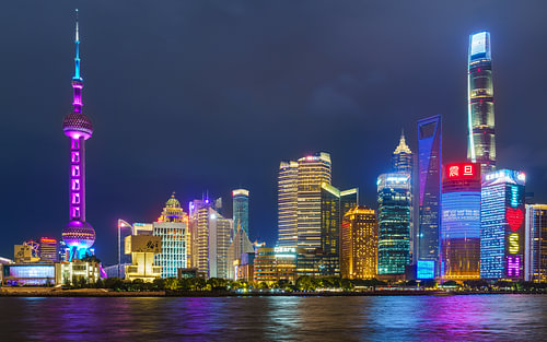 Skyline van Pudong in neonlicht, Shanghai