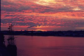 Red sky. by Aaron Goedemans