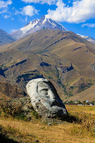 Sculptures géantes près de la route de l'armée géorgienne par resuimages