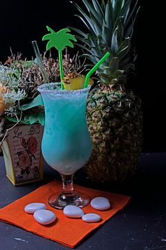 Cocktail met roomwodka Blue Curacao kokossiroop crushed ijs en ananassap.