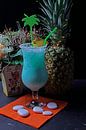 Cocktail mit Sahne-Wodka Blue Curacao Kokosnuss-Sirup Crush-Eis und Ananassaft. von Babetts Bildergalerie Miniaturansicht
