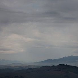 Toscaanse wolken van Guido Akster