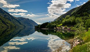 Reflexionen über den Hardangerfjord, Norwegen