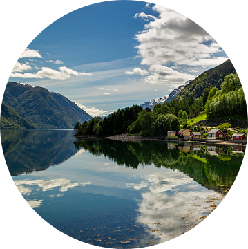 Reflecties aan de Hardangerfjord, Noorwegen van Adelheid Smitt