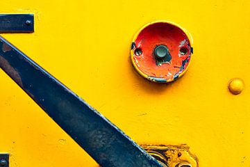 Schakelaar in rood en hendel in zwart, op een gele trein van Jenco van Zalk