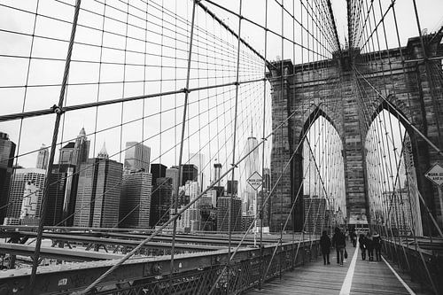 Brooklyn Bridge under construction | zwart-wit serie | New York van Elise van Gils