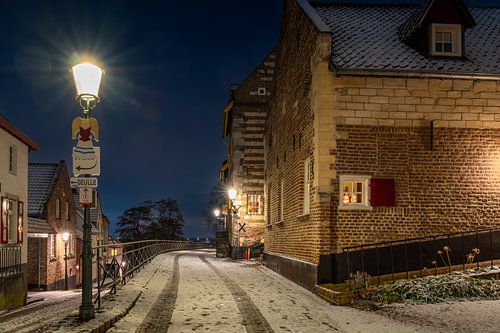 Elsloo in de avond in de winter met sneeuw