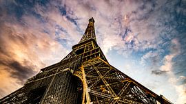 Eiffeltower with an evening sky by Jan Hermsen