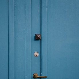 Foto van een blauwe voordeur van een grachtenpand in Leiden, Nederland | Kleurrijke reisfotografie van Evelien Lodewijks