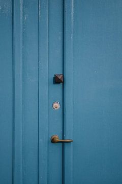 Foto van een blauwe voordeur van een grachtenpand in Leiden, Nederland | Kleurrijke reisfotografie