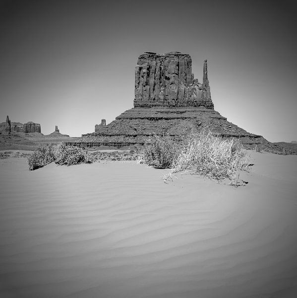 MONUMENT VALLEY West Mid Butte noir-blanc par Melanie Viola