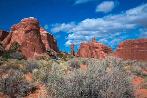 Rotsen tegen een blauw lucht in Devil's Garden, Arches NP