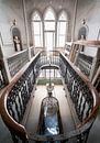 Treppe im Splendid Palace. von Roman Robroek – Fotos verlassener Gebäude Miniaturansicht