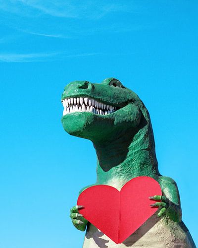 Tyrannosaurus Rex met een rood papieren hart van Tom Windeknecht