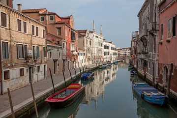 Kanaal met huizen en boten in centrum van oude stad Venetie, Italie van Joost Adriaanse