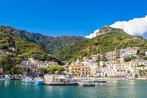 Blick auf Cetara an der Amalfiküste in Italien