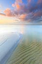 Een heerlijke zomeravond op het strand aan zee met een zonsondergang van Bas Meelker thumbnail