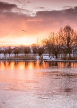 IJs in de Vroonermeer met zonsopkomst