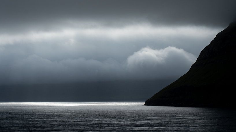 Between heaven and earth by Ellen Snoek