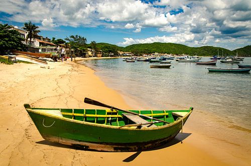 Roeiboot op het strand in de baai bij Buzios aan de Costa do sol in Brazilië