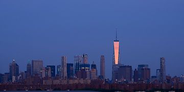 Lower Manhattan Skyline in New York vlak voor zonsopkomst, panorama