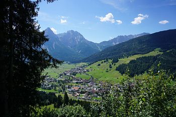 Uitzicht op Lermoos, Tirol (Oostenrijk) in de zomer