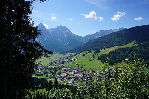 Uitzicht op Lermoos, Tirol (Oostenrijk) in de zomer