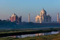 De taj Mahal in Agra India bij zonsopgang. Wout Kok One2expose van Wout Kok thumbnail