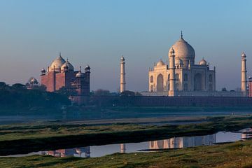 De taj Mahal in Agra India bij zonsopgang. Wout Kok One2expose van Wout Kok