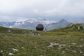 Weltkugel auf dem Berg von foto's van gijs