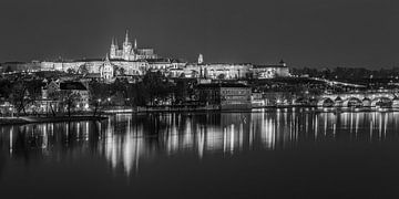 Praagse Burcht en Karelsbrug in de avond - Praag, Tsjechië - 12 van Tux Photography