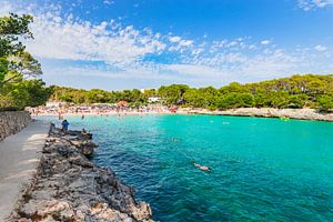 Idyllischer Blick auf den Strand Cala Mondrago auf Mallorca, schöne Bucht am Meer, Spanien