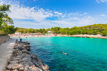 Idyllischer Blick auf den Strand Cala Mondrago auf Mallorca, schöne Bucht am Meer, Spanien