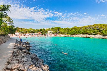 Idyllisch uitzicht op Cala Mondrago strand op Mallorca, mooie baai zee, Spanje van Alex Winter