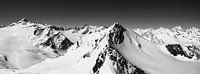 Verschneite Tiroler Alpen in Österreich an einem schönen Wintertag