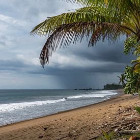 tropisch strand met dreigend onweer... van Anneke Reiss