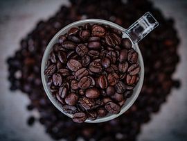 Eine scharfe dunkle Tasse Kaffee von oben von nick ringelberg