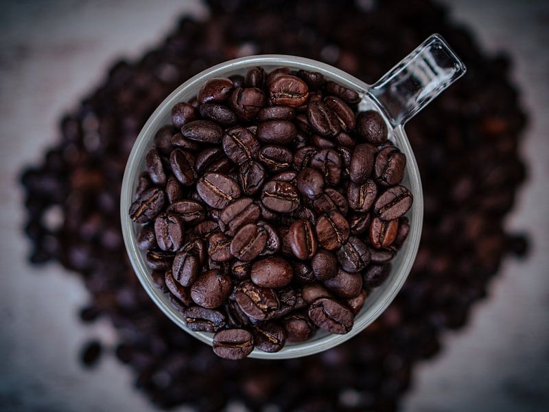 Une tasse de café sombre et pointue vue d'en haut par nick ringelberg