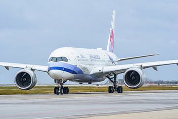 China Airlines Airbus A350 met Taiwan Blue Magpie livery. van Jaap van den Berg