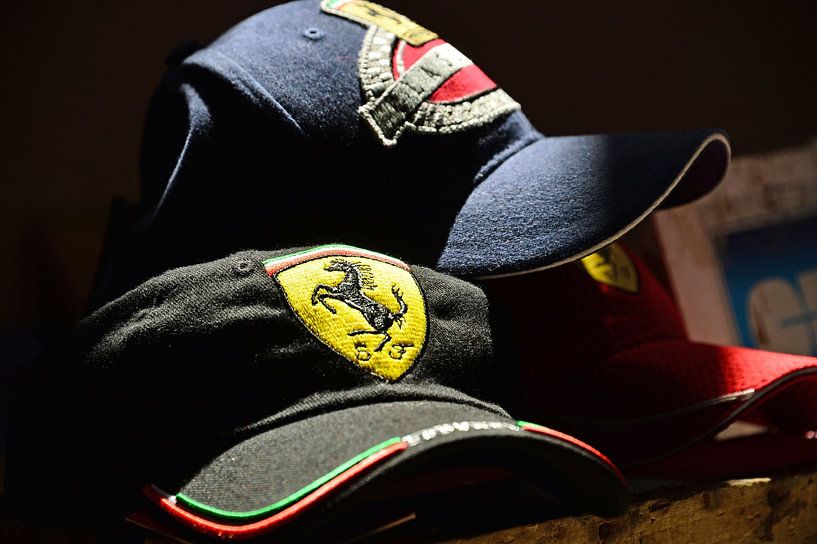 Casquettes anciennes au marché aux puces par Ingo Laue