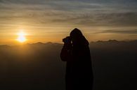 Zonsondergang op een bergtop in de Alpen. van Hidde Hageman thumbnail