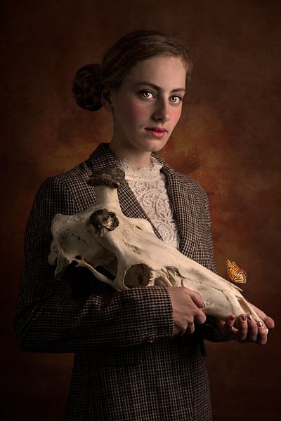 Meisje met dierenschedel en vlinder van Beeldpracht by Maaike