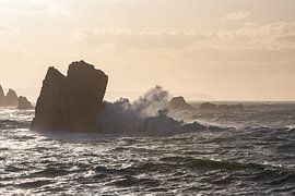 Coucher de soleil sur une côte rocheuse accidentée