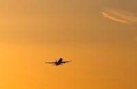 Flugzeug startet in den Sonnenuntergang von Frank Herrmann Miniaturansicht