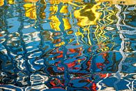 Reflectie in het water van de haven van Leo Luijten thumbnail